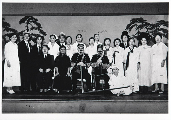 ▲ 대한부인구제회는 발족 후 꾸준한 수익 사업을 진행했다. 사진은 연극을 한 대한부인구제회 멤버들의 모습이다(사진=이덕희 소장 제공)