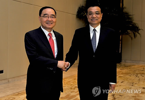 ▲ 중국·파키스탄을 순방 중인 정홍원 국무총리(왼쪽)가 10일 보아오(博鰲)포럼에 참석한 후 국빈관에서 중국 리커창(李克强) 총리와 첫 회담에서 악수를 하고 있다.  ⓒ 연합뉴스