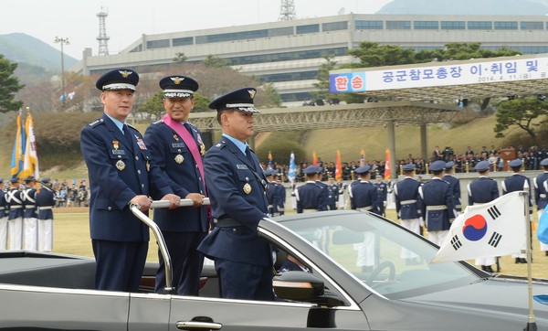 ▲ 11일 오후, 계룡대 대연병장에서 거행된 '제33·34대 공군참모총장 이·취임식'에서 이임하는 성일환 대장과 신임 공군참모총장 최차규 대장이 나란히 공군장병들을 사열하고 있다.ⓒ공군