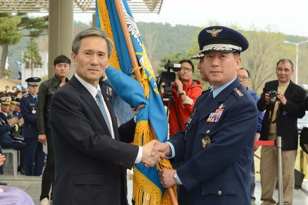 ▲ 11일 오후, 계룡대 대연병장에서 거행된 '제33·34대 공군참모총장 이·취임식'에서 신임 공군참모총장 최차규 대장이 김관진 국방부장관으로부터 공군기를 수여받고 있다.ⓒ공군