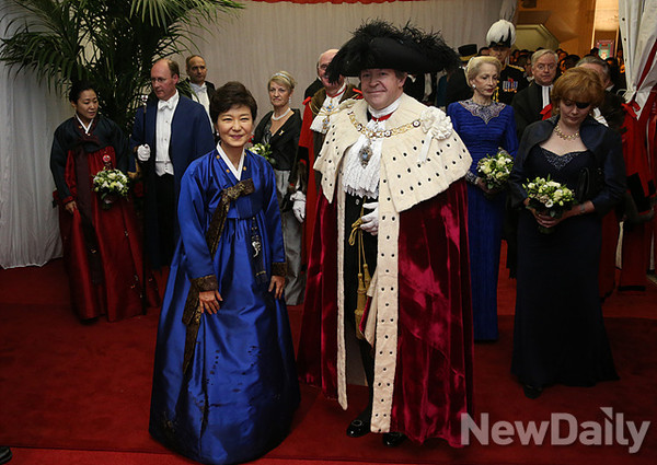 ▲ 지난해 11월 영국을 방문한 박근혜 대통령이 국빈 만찬에서 한복 패션을 선보이고 있다. ⓒ 자료사진