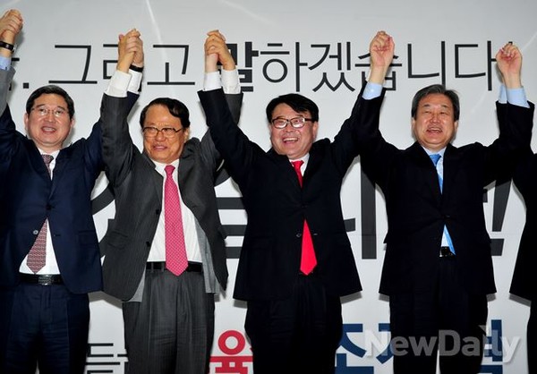 ▲ 조전혁 경기도 교육감 예비후보가 11일 선거사무소 개소식에서 참석자들과 손을 잡고 포즈를 취하고 있다. ⓒ 뉴데일리 이종현 기자