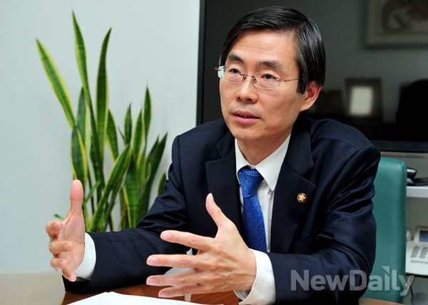 ▲ 조경태 새정치민주연합 최고위원이 지난 11일 의원실에서 뉴데일리와 인터뷰를 하고 있다.ⓒ이종현 기자