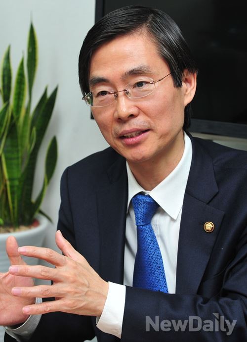 ▲ 박근혜 대통령이 지난해 11월 18일 국회에서 시정연설을 마치고 퇴장하자 민주당 조경태 최고위원이 기립하고 있는 반면 김한길 대표 등은 자리에 앉아 있다.ⓒ연합뉴스