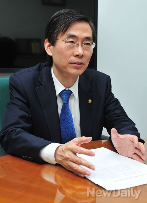 ▲ 조경태 새정치민주연합 최고위원이 지난 11일 의원실에서 뉴데일리와 인터뷰를 하고 있다.ⓒ이종현 기자