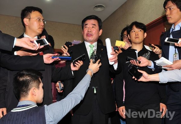 ▲ 경기 경선에 출마한 새정치민주연합 김진표 예비후보가 지도부의 경선 룰 번복에 강력 항의하며 13일까지 경선룰이 복구되지 않는다면 경선에 참여하지 않을 것이라고 선언했다.ⓒ 이종현 기자