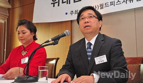 ▲ 월드피스자유연합 안재철 이사장(오른쪽), 탈북자 이순실씨 ⓒ 뉴데일리 이미화 기자