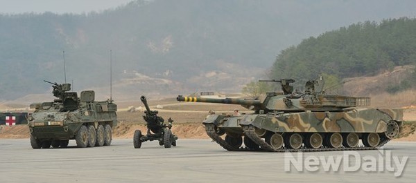 ▲ 실사격 훈련을 위해 미군 스트라이커 장갑차와 K1 전차가 대기중이.ⓒ뉴데일리 정상윤 기자