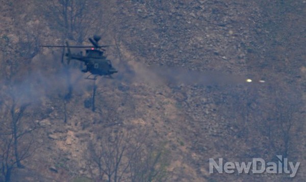 ▲ OH-58D 헬기가 70mm 히드라 로켓을 발사하고 있다.ⓒ뉴데일리 정상윤 기자