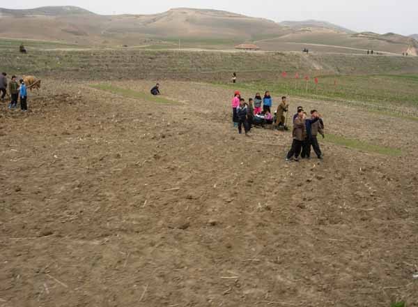 ▲ 중앙아시아의 대초원(스텝)처럼 보이는 모습은 북한에서는 흔한 풍경이다. [사진: 김성일 교수 제공]