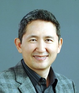 ▲ 홍수가 난 가운데 돼지를 구하려는 북한 주민. [사진: 김성일 교수 제공]