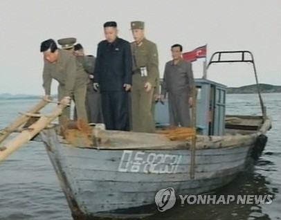 ▲ 북한 매체들이 김정은 현지시찰시 담배를 피우는 모습을 내보내기는 했지만 노동신문 1면 톱으로 김 제1위원장의 흡연모습을 게재한 것은 처음이다. 2013. 12. 28 (사진=연합뉴스, 무단전재-재배포금지)