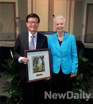 ▲ 윤진식 새누리당 충북도지사 예비후보가 지난 10일 미국 펜실베이니아 주립대에서 ‘자랑스러운 동문상’을 받은 뒤 수전 웰치(Susan Wellch) 인문사회대 학장과 기념촬영을 하고 있다. ⓒ 뉴데일리(윤진식 예비후보 측 제공)