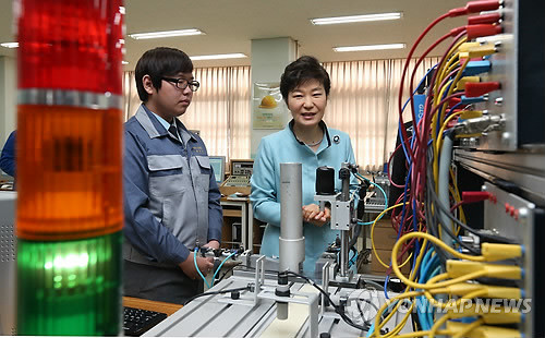 ▲ 박근혜 대통령이 14일 오전 ‘맞춤형 직업교육 활성화를 위한 특성화고’ 현장인 서울 중구 성동공업고교를 방문, 학생들의 자동실습화 수업 과정을 참관하고 있다. ⓒ 연합뉴스