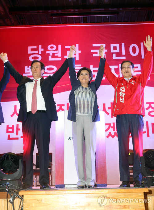 ▲ 정몽준(왼쪽부터), 이혜훈, 김황식 새누리당 서울시장 예비후보가 13일 오후 서울 강서구 등촌동 마포고등학교에서 열린 새누리당 강서구청장 후보 경선에서 손을 들어 당원들에게 인사하고 있다.  ⓒ 연합뉴스