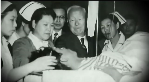 ▲ 서울대 병원으로 부상학생들을 위문하며 눈물을 흘리는 이승만 대통령.