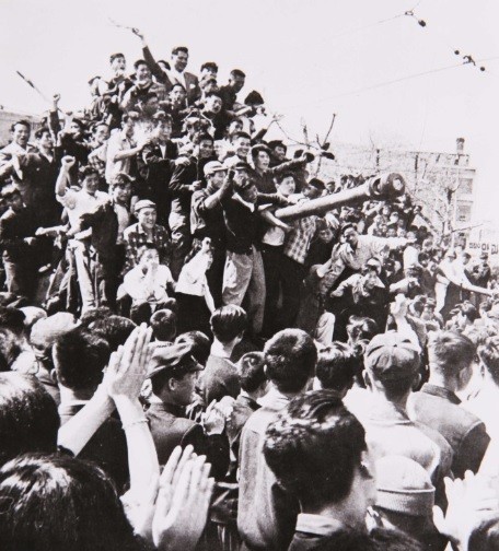 ▲ 서울대 병원으로 부상학생들을 위문하며 눈물을 흘리는 이승만 대통령.