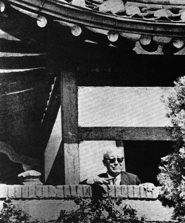 ▲ 이화장에 돌아 온 이승만 대통령이 몰려든 시민들에게 손인사를 하고 있다.