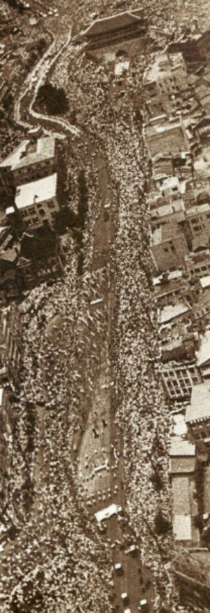 ▲ 가족장으로 치룬 이승만 장례식. 만장573개를 앞세운 행렬에 100만이 넘는 시민들이 나와 추모했다.