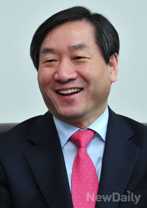 ▲ 유정복 전 안전행정부 장관이 뉴데일리와 인터뷰를 나누고 있다.