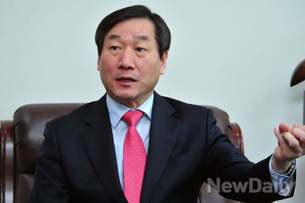 ▲ 유정복 전 안전행정부 장관이 뉴데일리와 인터뷰를 나누고 있다.