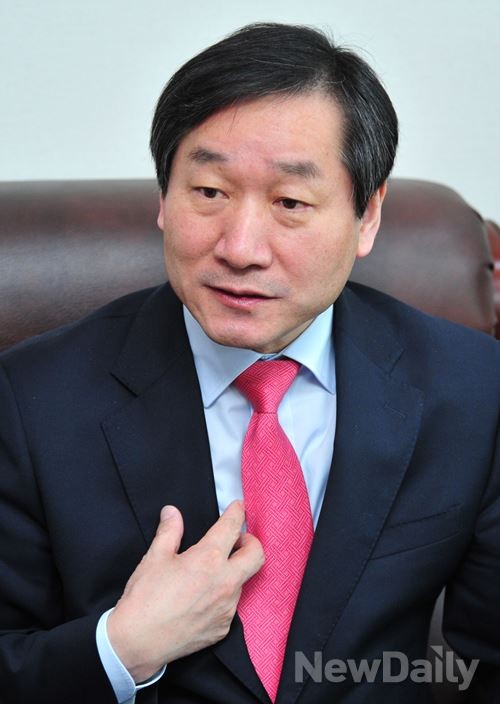 ▲ 유정복 전 안전행정부 장관이 뉴데일리와 인터뷰를 나누고 있다.