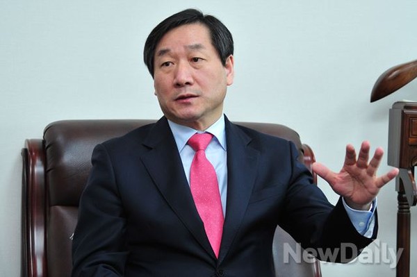 ▲ 유정복 전 안전행정부 장관이 뉴데일리와 인터뷰를 나누고 있다.