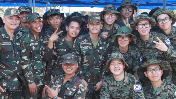 ▲ 필리핀 현지에서 아라우부대원과 필리핀군 부대원이 기념촬영을 하고 있다.ⓒ합참