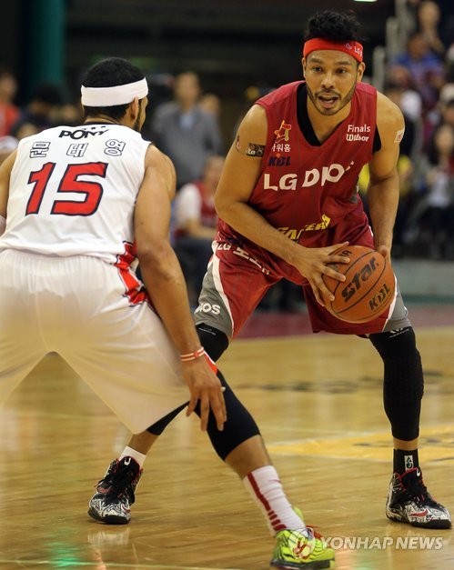 ▲ LG 문태종이 볼을 잡고 동생인 모비스 문태영과 맞서 있다ⓒ연합뉴스