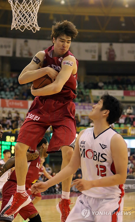 ▲ LG 김종규가 몸을 날려 리바운드 볼을 가슴으로 안고 있다ⓒ연합뉴스