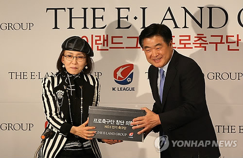 ▲ 박성경 이랜드그룹 부회장(왼쪽)이 14일 오전 서울 종로구 신문로 축구회관에서 열린 이랜드그룹 프로축구단 창단 발표 기자회견에서 권오갑 프로축구연맹 총재에게 창단 의향서를 전달하며 취재진을 향해 포즈를 취하고 있다ⓒ연합뉴스