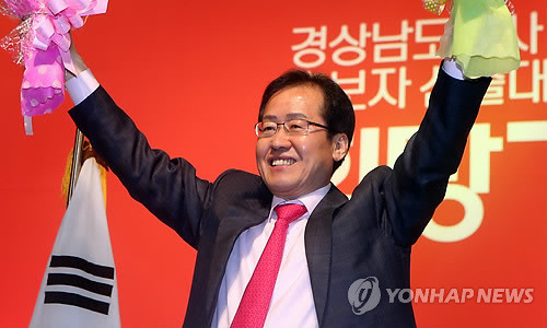 ▲ 14일 오후 경남 마산체육관에서 열린 새누리당 경남지사 후보자 선출대회에서 후보로 선출된 홍준표 현 경남지사가 꽃다발을 든 채 환호하는 당원들에 손을 흔들고 있다. ⓒ연합뉴스