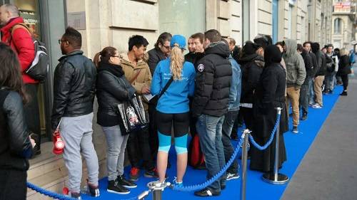 ▲ 프랑스 파리 갤럭시S5 행사장에 사람들이 몰려 줄을 서서 기다리는 장면이 연출됐다. ⓒ 삼성전자 제공