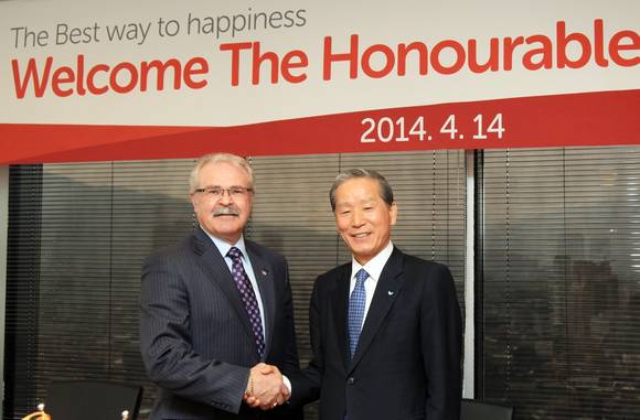 ▲ '게리 리츠' 캐나다 농림부 장관이 14일 SPC그룹 양재동 본사를 방문해 캐나다와 SPC그룹 간 협력 방안을 논의했다. (왼쪽이 게리 리츠 캐나다 농림부 장관, 오른쪽이 조상호 SPC그룹 총괄사장) ⓒSPC그룹