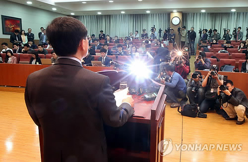 ▲ '서울시 공무원 간첩사건' 증거조작 의혹을 수사 중인 윤갑근 서울중앙지검 진상조사팀장(대검 강력부장)이 14일 오후 서울 서초구 서초동 서울고검에서 최종 수사결과를 발표하고 있다. 검찰은 대공수사처장(3급) 등 국가정보원 직원 2명을 불구속 기소하고 1명을 시한부 기소중지 처분했다.ⓒ 연합뉴스