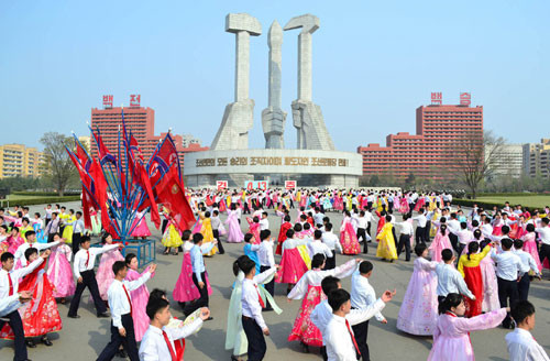 ▲ 당창건기념탑광장에서 춤을 추는 북한 청년 / 노동신문(2014/04/14)