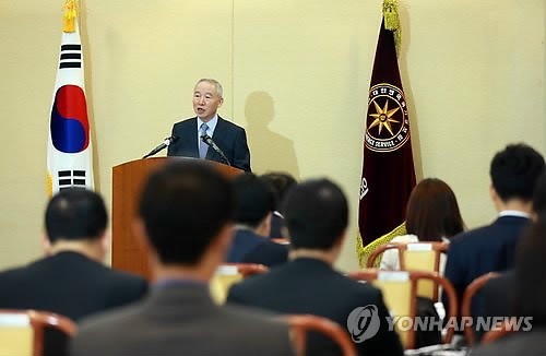 ▲ 남재준 국가정보원장이 15일 오전 서울 내곡동 국가정보원에서 '서울시 공무원 간첩사건' 서류조작 관련 대국민 사과문을 발표하고 있다. 2014.4.15  (사진 = 저작권자 연합뉴스, 무단전재-재배포금지)