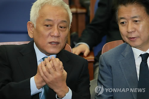▲ 김한길 새정치민주연합 공동대표(왼쪽)와 노웅래 사무총장이 15일 국회에서 열린 의원총회에서 논의하고 있다.ⓒ연합뉴스
