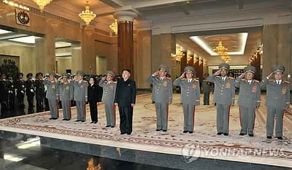 ▲ 2013년 김정은이 측근들을 데리고 금수산 태양궁전을 찾았을 때 모습. ⓒ연합뉴스. 무단전재 및 재배포 금지.