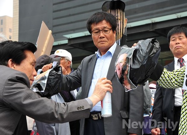 ▲ 북한 김일성 생일인 15일 어버이연합 등 회원들이 김씨 일가를 싸잡아 