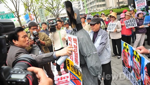 ▲ 북한 김일성 생일인 15일 어버이연합 등 회원들이 김씨 일가를 싸잡아 