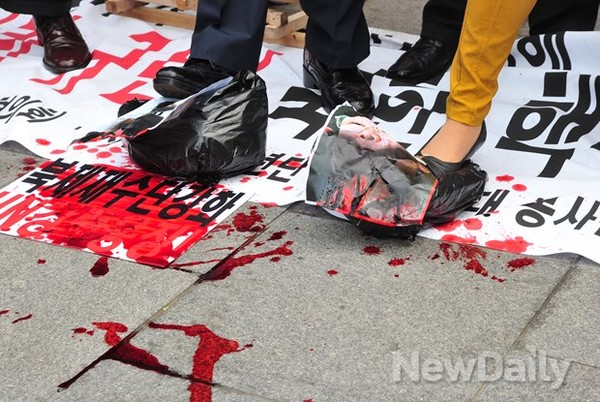 ▲ 북한 김일성 생일인 15일 어버이연합 등 회원들이 김씨 일가를 싸잡아 