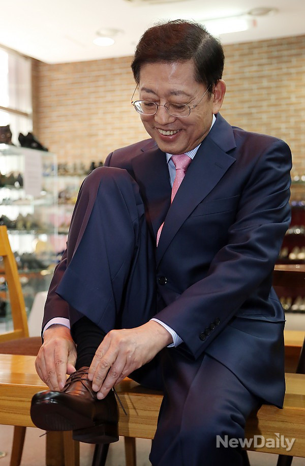 ▲ 김황식 새누리당 서울시장 경선 후보가 15일 서울 성수동 구두골목에서 새로 산 구두 끈을 조이고 있다. ⓒ 뉴데일리(김황식 캠프 제공)