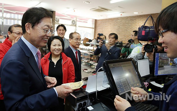 ▲ 김황식 새누리당 서울시장 경선 후보가 15일 서울 성수동 구두골목에서 수제화를 구입하고 있다. ⓒ 뉴데일리(김황식 캠프 제공)