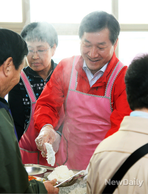 ▲ 유정복 새누리당 인천시장 예비후보는 15일 부평 부광감리교회 식당에서 무료 급식 봉사활동을 펼쳤다. ⓒ 뉴데일리(유정복 후보 측 제공)