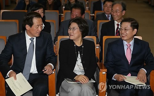 ▲ 정몽준, 이혜훈, 김황식 새누리당 서울시장 예비후보가 15일 오후 서울시의회 서소문청사에서 한국교원단체총연합회와 공교육살리기학부모연합 주최로 열린 '2014 학교급식 정상화를 위한 대토론회'에 참석해 대화를 나누고  있다. ⓒ연합뉴스