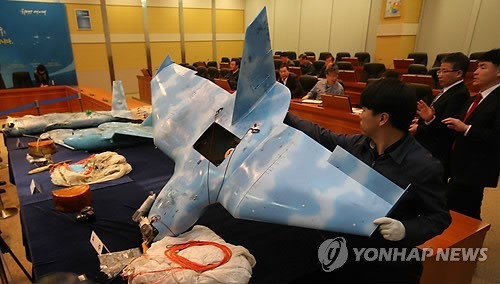 ▲ 지난 11일 국방부가 대전 국방과학연구소에서 중간조사결과를 발표할 당시 공개한 무인기. ⓒ연합뉴스. 무단전재 및 재배포 금지.