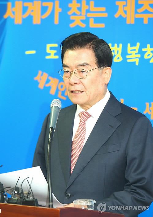 ▲ 우근민 제주지사가 15일 제주도청에서 기자회견을 열고 오는 6·4 지방선거에 출마하지 않겠다고 밝히고 있다. ⓒ연합뉴스