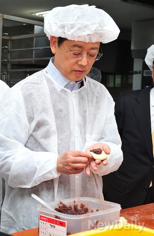 새누리당 서울시장 예비후보인 김황식 전 총리가 제과제빵 실습을 하고 있다.  ⓒ 뉴데일리 이미화 기자