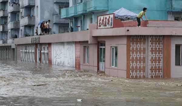 ▲ 북한에서 일어난 홍수. 북한에서는 산림이 모두 파괴돼 비만 내리면 홍수가 난다. [사진: 김성일 서울대 교수 제공]